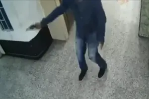 Tres hombres disfrazados con uniformes falsos de la Sijín asaltaron una joyería en el centro de Bogotá, hiriendo gravemente al propietario y robando más de 100 millones de pesos en oro - Foto: Captura de video
