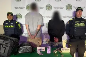 El rastreo satelital por GPS del celular hurtado a un comerciante en Paloquemao permitió a la Policía de Bogotá capturar a dos delincuentes armados en la localidad de Los Mártires - Foto: @PoliciaBogota