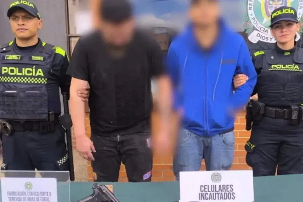 Un operativo de control en la localidad de Bosa terminó con la captura de dos personas que se desplazaban en un vehículo de alta gama con un arma de fuego y celulares robados - Foto: @PoliciaBogota