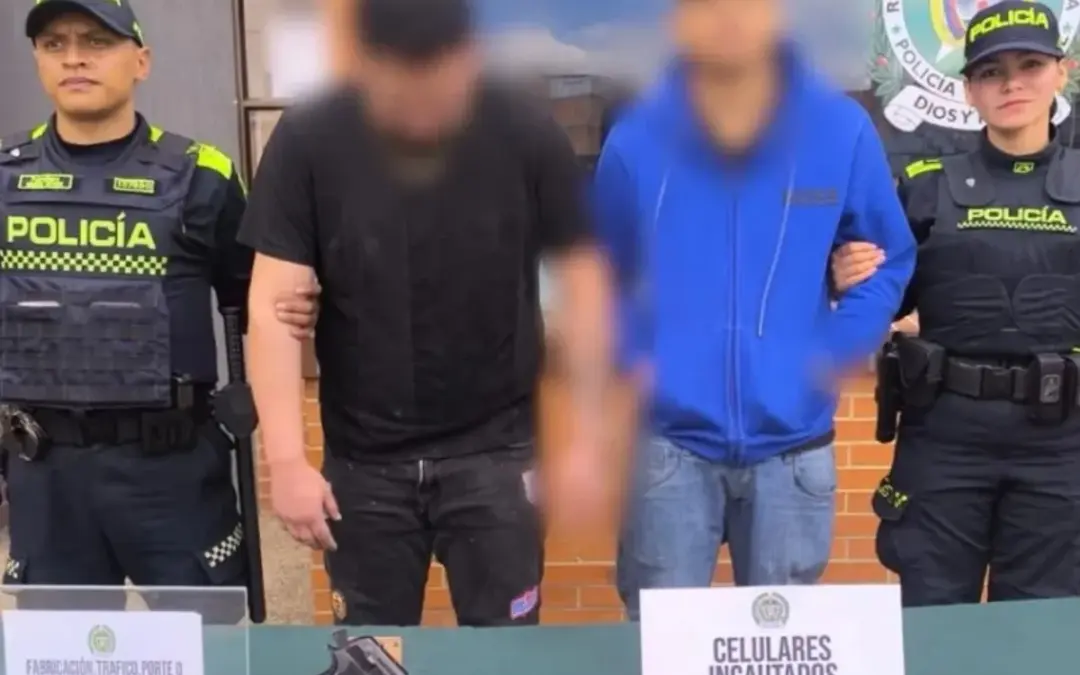 Un operativo de control en la localidad de Bosa terminó con la captura de dos personas que se desplazaban en un vehículo de alta gama con un arma de fuego y celulares robados - Foto: @PoliciaBogota