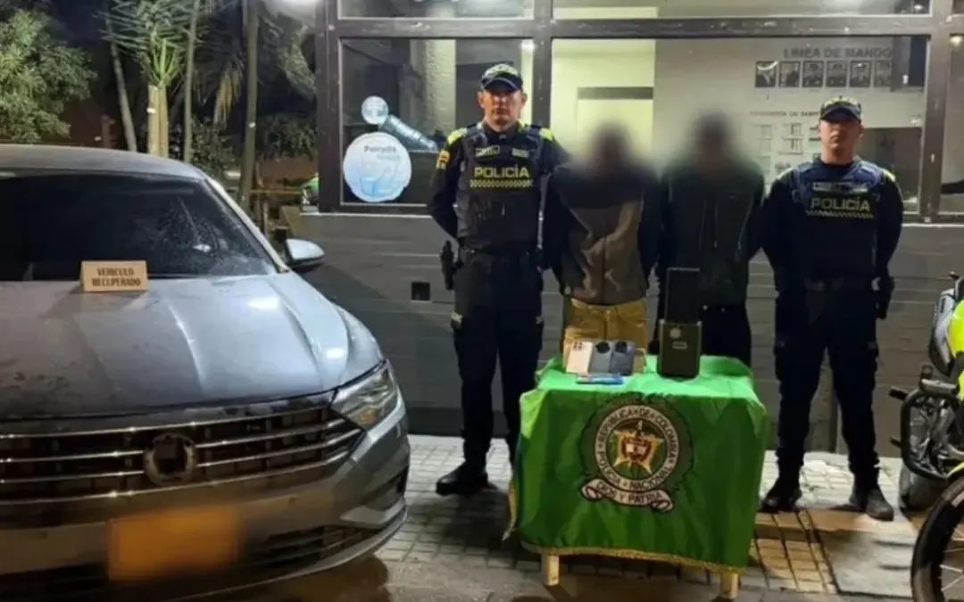 Una persecución policial en la localidad de Teusaquillo, Bogotá, terminó con la captura de dos presuntos delincuentes tras chocar el vehículo hurtado en el que huían - Foto: @PoliciaBogota