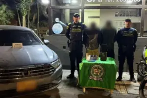 Una persecución policial en la localidad de Teusaquillo, Bogotá, terminó con la captura de dos presuntos delincuentes tras chocar el vehículo hurtado en el que huían - Foto: @PoliciaBogota