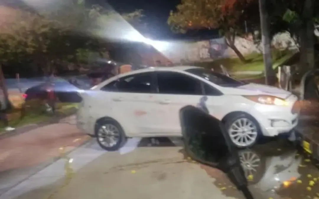 Un conductor en presunto estado de embriaguez causó el caos frente al Hospital de Suba tras asistir al sepelio de un amigo - Foto: Captura de video