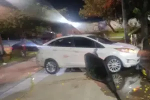 Un conductor en presunto estado de embriaguez causó el caos frente al Hospital de Suba tras asistir al sepelio de un amigo - Foto: Captura de video