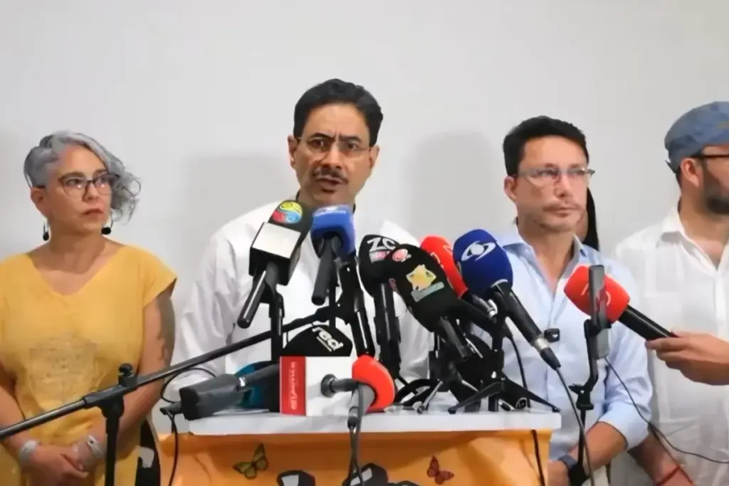 Carlos Caicedo oficializó el retiro de su aspiración presidencial para adherirse a la campaña de Iván Cepeda - Foto: Captura de video
