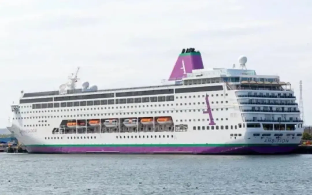 Un crucero con 1.700 personas permanece confinado en Burdeos, Francia, tras la muerte de un pasajero y un brote de gastroenteritis aguda - Foto: Redes sociales