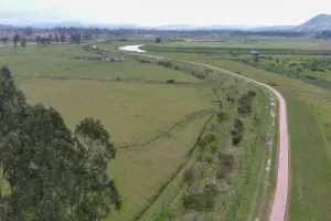 La CAR Cundinamarca finaliza cuatro áreas multifuncionales en la cuenca media del río Bogotá, restaurando 116 hectáreas para el control de inundaciones y la biodiversidad - Foto: @CAR_Cundi