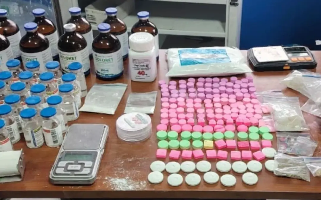 Operativo masivo de la Policía en la localidad de Antonio Nariño deja tres capturados y el desmantelamiento de un laboratorio de drogas sintéticas. También se incautó licor adulterado en el barrio Restrepo - Foto: @PoliciaBogota