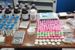 Operativo masivo de la Policía en la localidad de Antonio Nariño deja tres capturados y el desmantelamiento de un laboratorio de drogas sintéticas. También se incautó licor adulterado en el barrio Restrepo - Foto: @PoliciaBogota