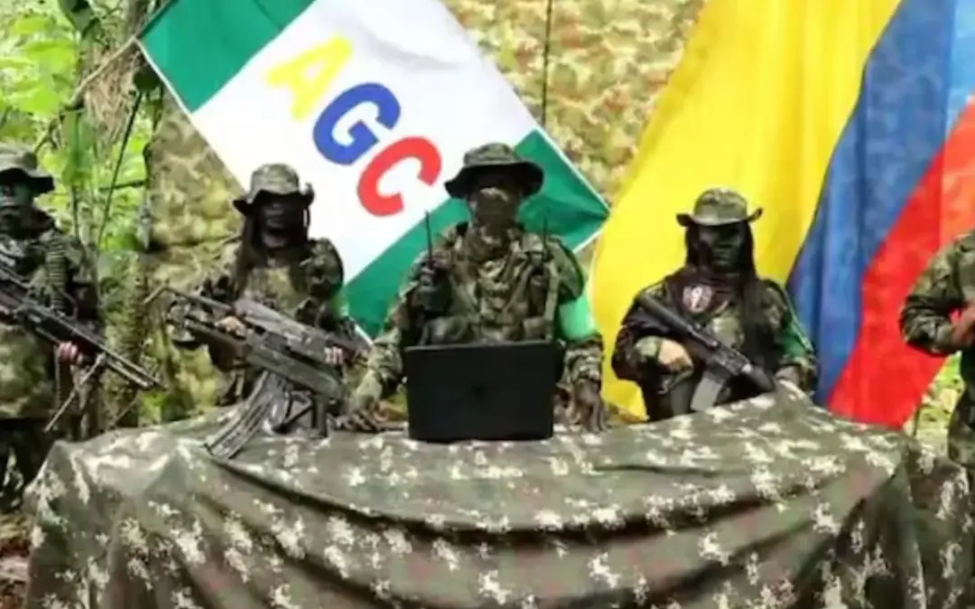 El Gobierno Nacional reactiva el proceso con el Clan del Golfo mediante la Resolución 120 de 2026. Se solicita la suspensión de órdenes de captura para 29 integrantes, incluido alias "Chiquito Malo", con miras a su ingreso a las Zonas de Ubicación Temporal el próximo 25 de junio - Foto: Redes sociales