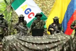 El Gobierno Nacional reactiva el proceso con el Clan del Golfo mediante la Resolución 120 de 2026. Se solicita la suspensión de órdenes de captura para 29 integrantes, incluido alias "Chiquito Malo", con miras a su ingreso a las Zonas de Ubicación Temporal el próximo 25 de junio - Foto: Redes sociales