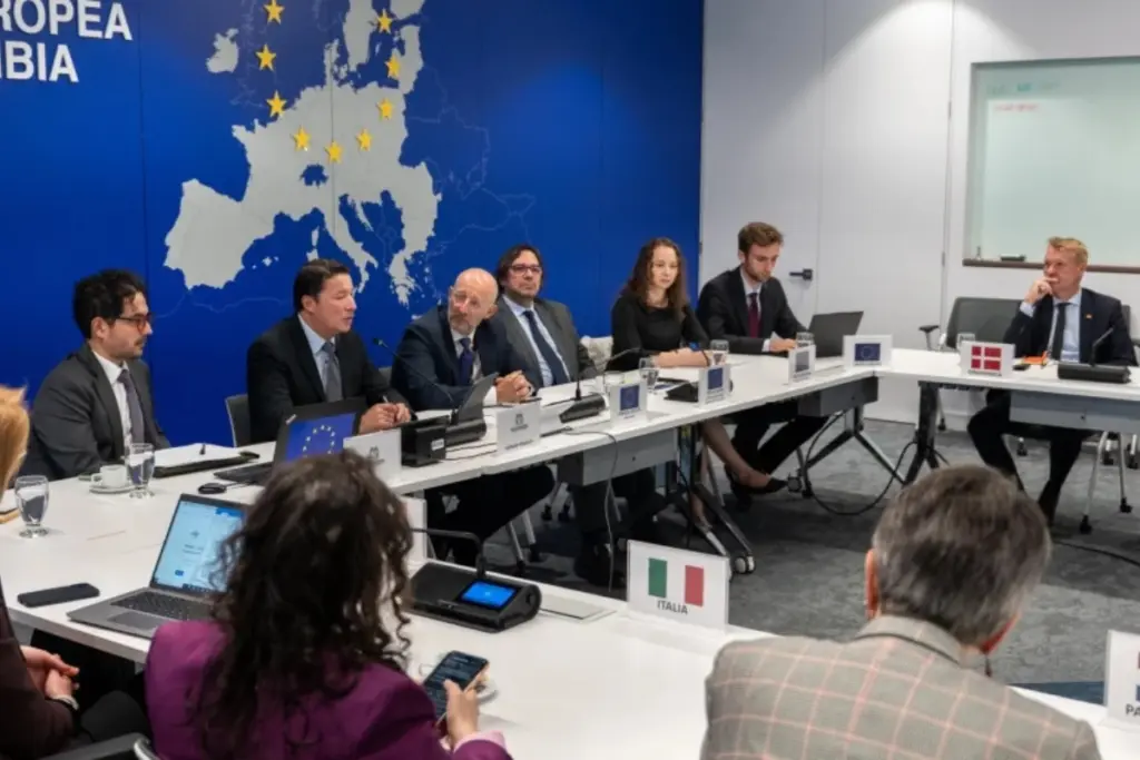 El registrador nacional, Hernán Penagos, presentó ante el cuerpo diplomático de la Unión Europea un balance de normalidad logística y seguridad de cara a las próximas elecciones presidenciales, defendiendo el sistema de auditorías ante las dudas del Gobierno - Foto: Registraduría