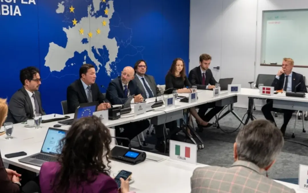 El registrador nacional, Hernán Penagos, presentó ante el cuerpo diplomático de la Unión Europea un balance de normalidad logística y seguridad de cara a las próximas elecciones presidenciales, defendiendo el sistema de auditorías ante las dudas del Gobierno - Foto: Registraduría