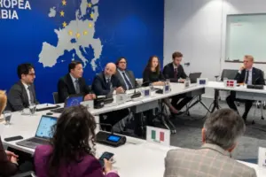 El registrador nacional, Hernán Penagos, presentó ante el cuerpo diplomático de la Unión Europea un balance de normalidad logística y seguridad de cara a las próximas elecciones presidenciales, defendiendo el sistema de auditorías ante las dudas del Gobierno - Foto: Registraduría