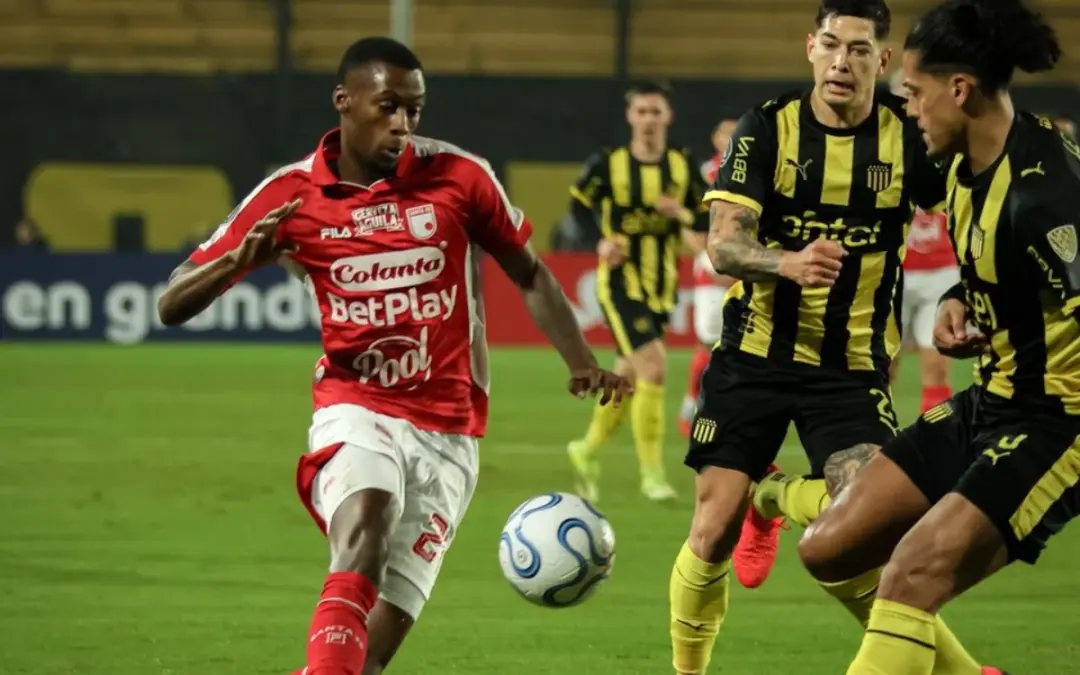 Santa Fe pisa fuerte en Montevideo: Triunfo con autoridad ante Peñarol, pero el destino es la Sudamericana