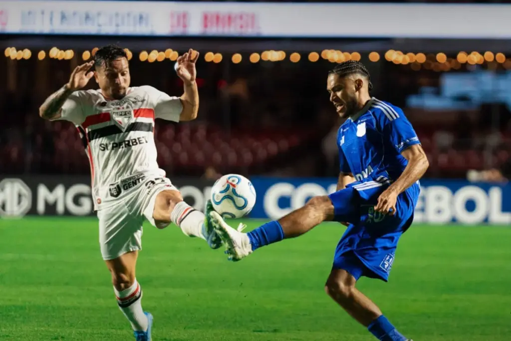 Los seis clubes colombianos definen su futuro en los torneos de la Conmebol Libertadores y Sudamericana esta semana. Junior busca el milagro del repechaje, mientras Medellín, Tolima, Santa Fe, Millonarios y América se juegan la clasificación - Foto: @MillosFCoficial