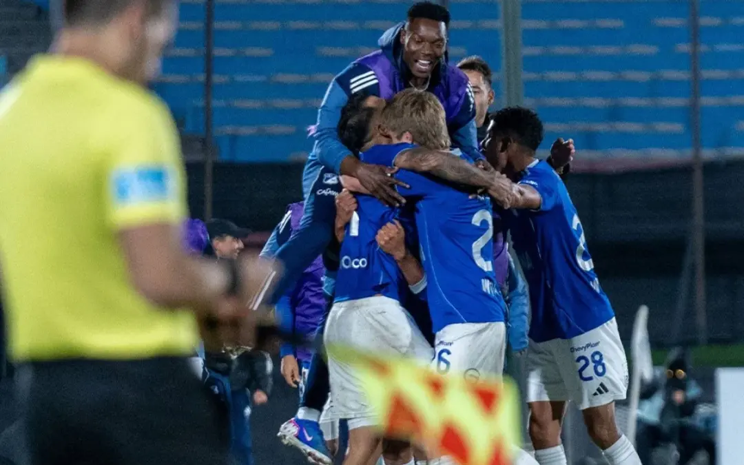 Millonarios logra una remontada épica 2-4 ante Boston River en Uruguay por la Copa Sudamericana. Con goles de Rodrigo Contreras, Leonardo Castro y Beckham Castro, el 'Embajador' revive en el Grupo C - Foto: @MillosFCoficial
