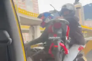 Un video viral que muestra a dos personas transportando una motocicleta sobre otra en una avenida de Bogotá ha desatado indignación - Foto: Captura de video