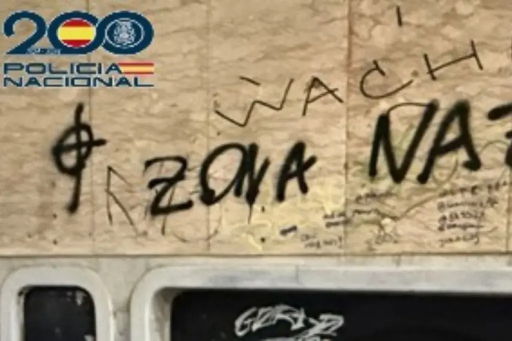La Policía Nacional de España desmanteló en Asturias al grupo neonazi 'Whiteboys'. 19 jóvenes fueron detenidos por organizar "cacerías" violentas contra colectivos vulnerables y grupos de ideología contraria - Foto: @policia