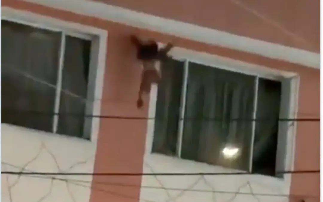 Heroico rescate en el barrio La Gaitana, Suba: Comunidad salva a un niño de dos años que cayó desde un cuarto piso usando cobijas como red. El ICBF asumió la investigación del caso - Foto: Captura de video