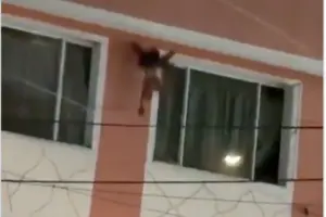 Heroico rescate en el barrio La Gaitana, Suba: Comunidad salva a un niño de dos años que cayó desde un cuarto piso usando cobijas como red. El ICBF asumió la investigación del caso - Foto: Captura de video