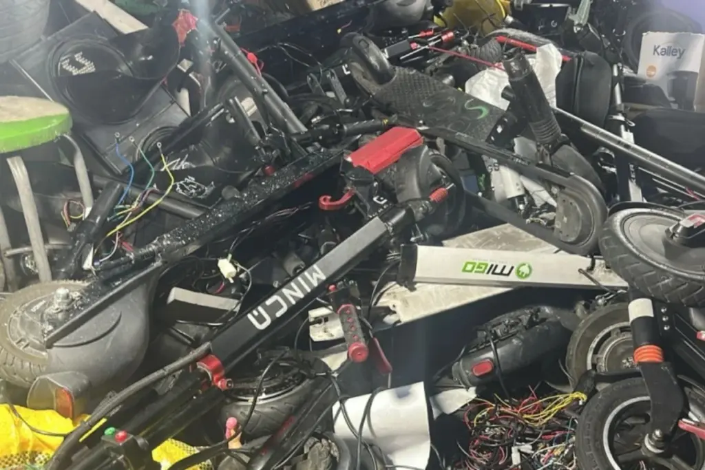 Autoridades desarticularon un taller ilegal de patinetas eléctricas en el centro de Bogotá - Foto: @PoliciaBogota