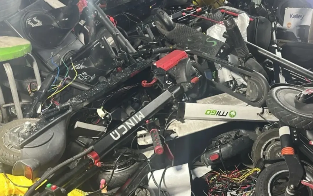 Desmantelan taller ilegal de patinetas eléctricas en el centro de Bogotá: incautan 40 vehículos y capturan a dos personas