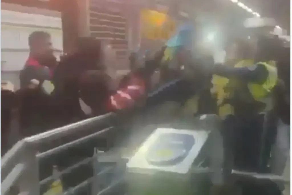 Un video viral mostró un violento enfrentamiento entre vigilantes de TransMilenio y estudiantes universitarios en Bogotá - Foto: Captura de video