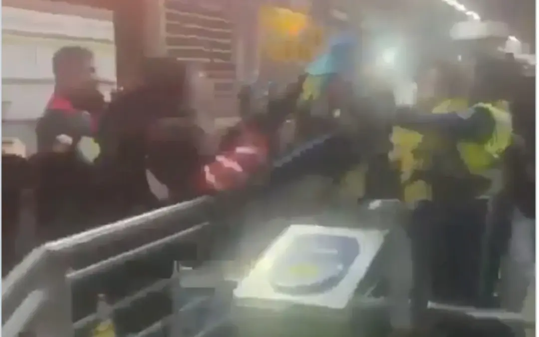 Un video viral mostró un violento enfrentamiento entre vigilantes de TransMilenio y estudiantes universitarios en Bogotá - Foto: Captura de video