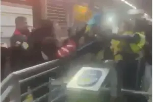 Un video viral mostró un violento enfrentamiento entre vigilantes de TransMilenio y estudiantes universitarios en Bogotá - Foto: Captura de video