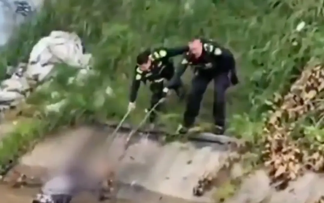 Policías de la localidad de Antonio Nariño arriesgaron sus vidas para rescatar a un habitante en condición de calle de 31 años que era arrastrado por el río Fucha en el sur de Bogotá - Foto: Captura de video