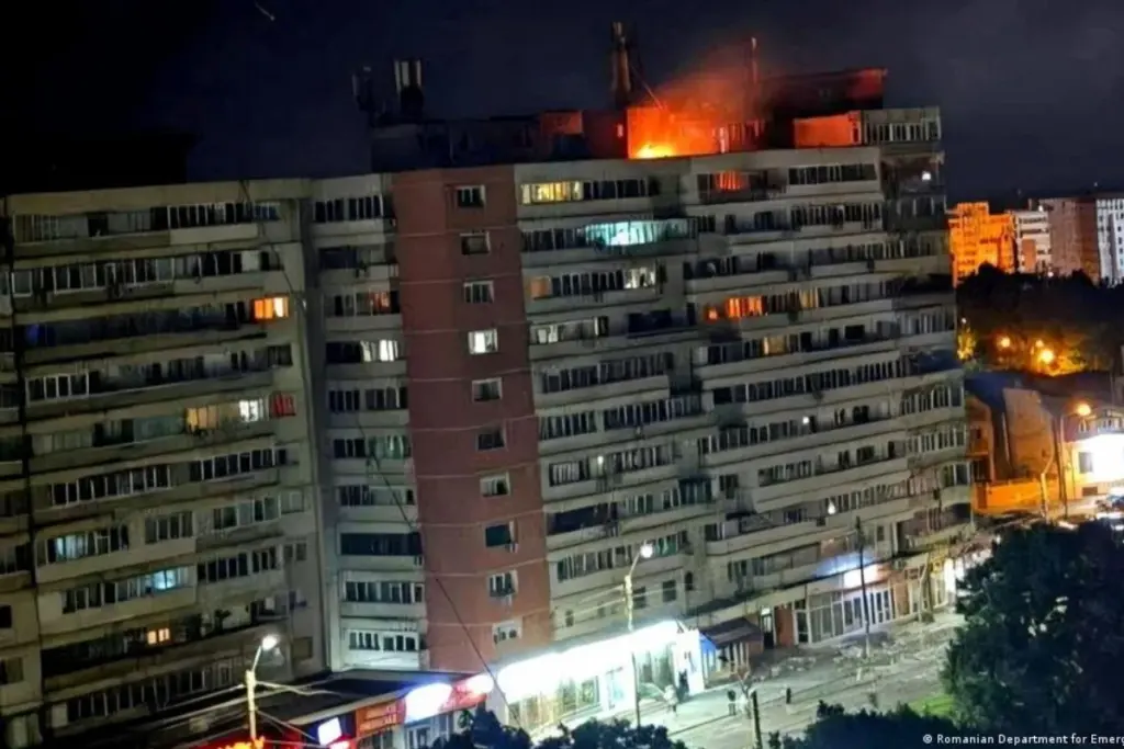 Máxima tensión internacional tras el impacto de un dron ruso contra un edificio residencial en la ciudad de Galati, Rumania, territorio de la OTAN y la UE - Foto: Romanian Department for Emergency Situations