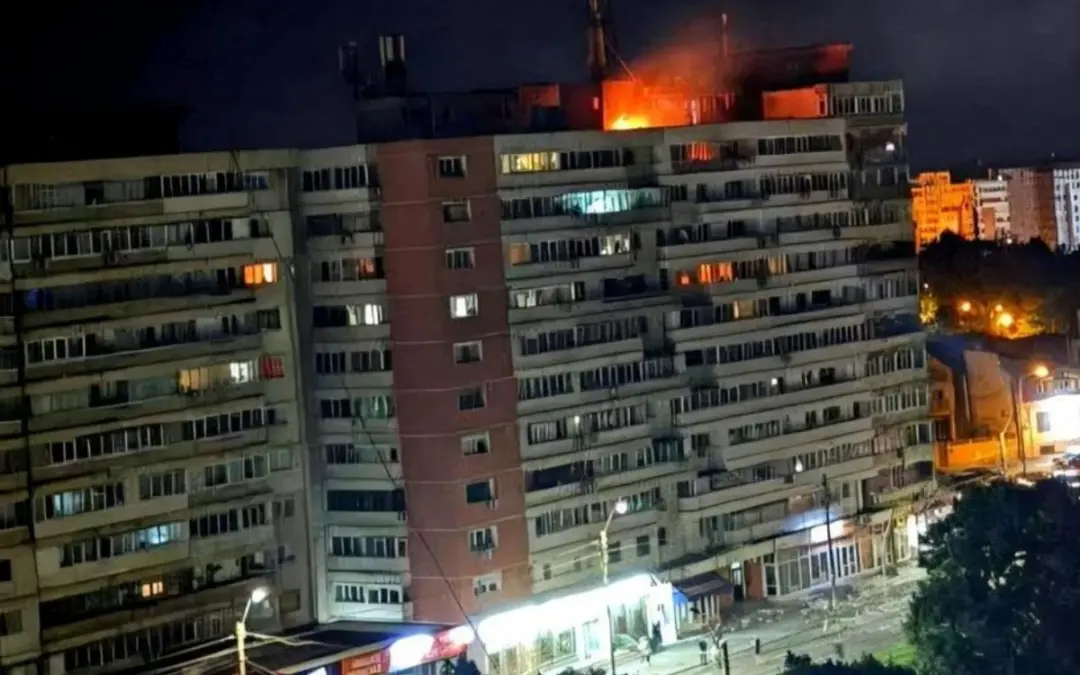 Máxima tensión internacional tras el impacto de un dron ruso contra un edificio residencial en la ciudad de Galati, Rumania, territorio de la OTAN y la UE - Foto: Romanian Department for Emergency Situations