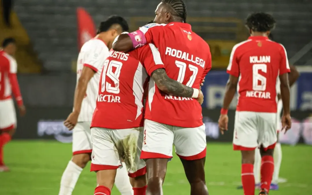 Independiente Santa Fe aplastó 4-0 a un desdibujado América de Cali en El Campín - Foto: @SantaFe