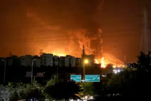 Irán bombardea Kuwait y Baréin tras nuevas ofensivas de EE. UU. Donald Trump advierte un ataque inminente y la toma del control de la infraestructura petrolera en el Golfo Pérsico - Foto: Redes sociales