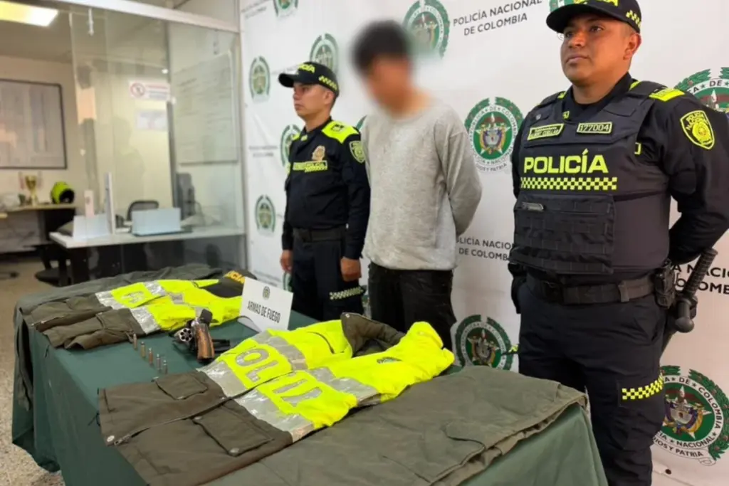 La Policía Metropolitana de Bogotá capturó en la localidad de Bosa a un ciudadano extranjero en posesión de un arma de fuego y uniformes de uso privativo de la Policía Nacional - Foto: @PoliciaBogota