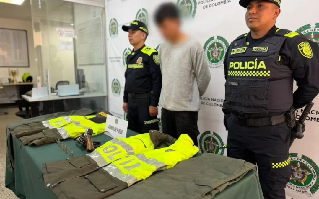 La Policía Metropolitana de Bogotá capturó en la localidad de Bosa a un ciudadano extranjero en posesión de un arma de fuego y uniformes de uso privativo de la Policía Nacional - Foto: @PoliciaBogota