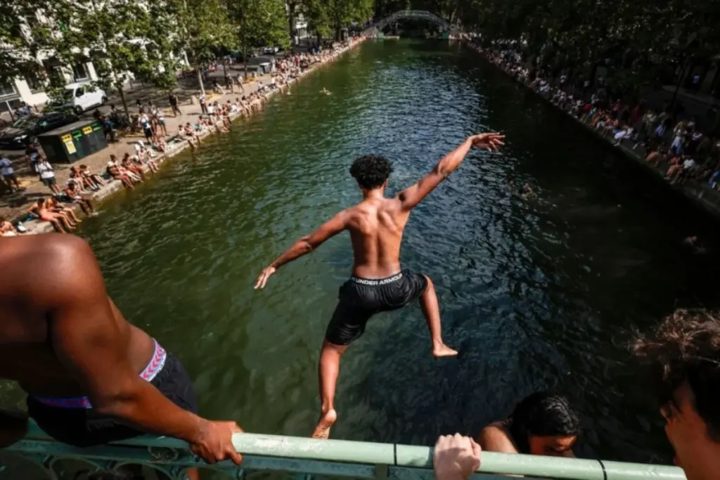 Ola de calor en Francia 2026: Récord histórico de temperaturas obliga a cerrar el Louvre y la Torre Eiffel - Foto: Redes sociales