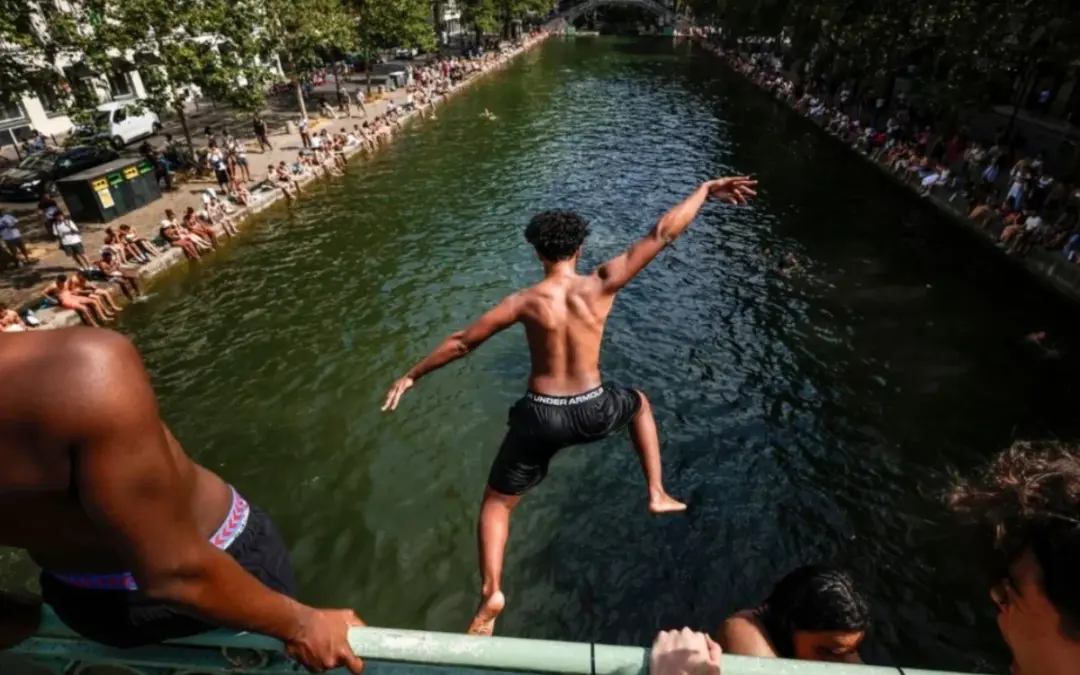 Ola de calor en Francia 2026: Récord histórico de temperaturas obliga a cerrar el Louvre y la Torre Eiffel - Foto: Redes sociales