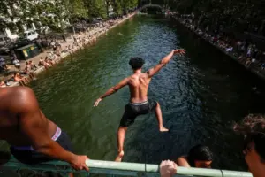 Ola de calor en Francia 2026: Récord histórico de temperaturas obliga a cerrar el Louvre y la Torre Eiffel - Foto: Redes sociales