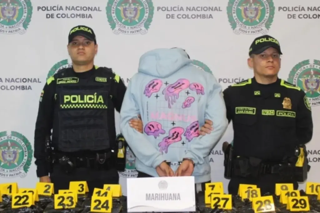 Dos personas que viajaban desde Medellín con destino a San Andrés fueron capturadas en el Aeropuerto El Dorado de Bogotá con 33 kilos de marihuana ocultos en su equipaje de bodega - Foto: @PoliciaBogota