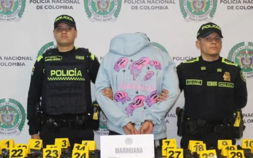 Dos personas que viajaban desde Medellín con destino a San Andrés fueron capturadas en el Aeropuerto El Dorado de Bogotá con 33 kilos de marihuana ocultos en su equipaje de bodega - Foto: @PoliciaBogota