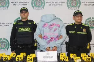 Dos personas que viajaban desde Medellín con destino a San Andrés fueron capturadas en el Aeropuerto El Dorado de Bogotá con 33 kilos de marihuana ocultos en su equipaje de bodega - Foto: @PoliciaBogota