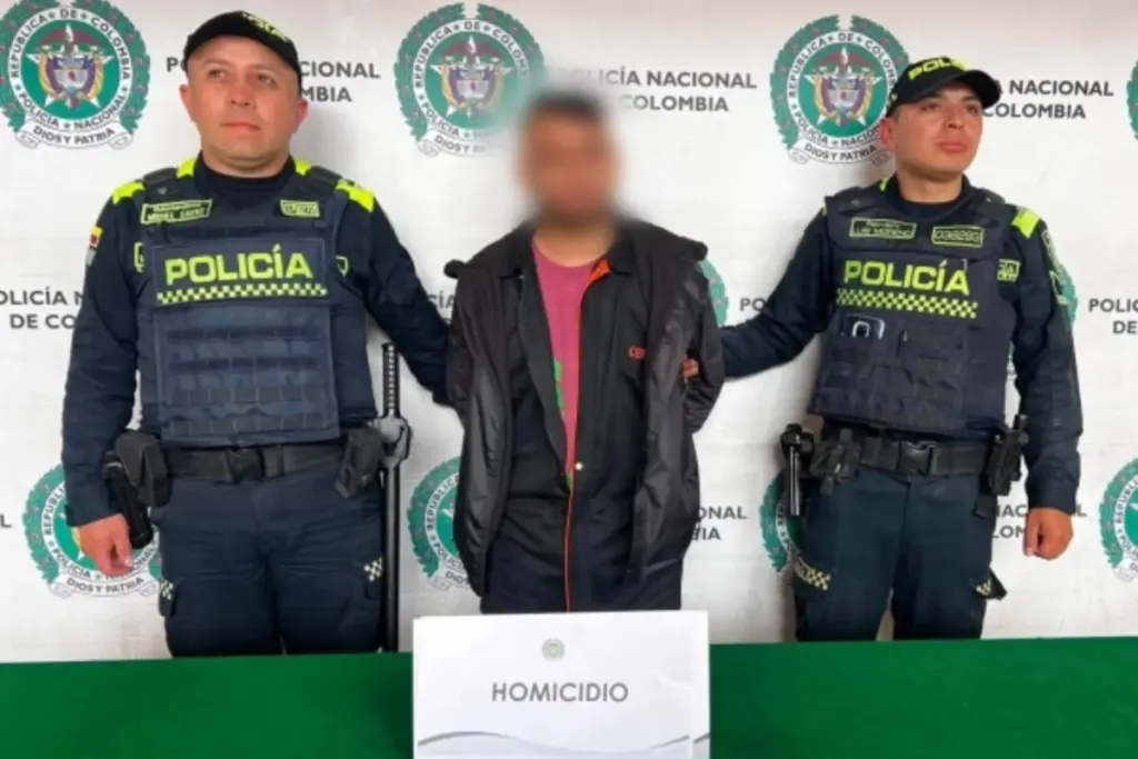 La Policía Metropolitana de Bogotá capturó en flagrancia a un conductor implicado en una riña por intolerancia vial en el barrio San Isidro (San Cristóbal) que dejó un motociclista muerto por herida de arma blanca - Foto: @PoliciaBogota