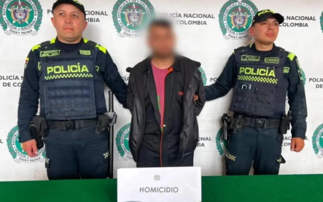 La Policía Metropolitana de Bogotá capturó en flagrancia a un conductor implicado en una riña por intolerancia vial en el barrio San Isidro (San Cristóbal) que dejó un motociclista muerto por herida de arma blanca - Foto: @PoliciaBogota