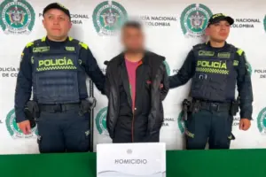 La Policía Metropolitana de Bogotá capturó en flagrancia a un conductor implicado en una riña por intolerancia vial en el barrio San Isidro (San Cristóbal) que dejó un motociclista muerto por herida de arma blanca - Foto: @PoliciaBogota