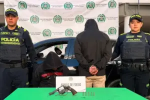 Frustran fleteo en Bogotá: Capturan a dos hombres armados en Villa Mayor con auto adaptado - Foto: @PoliciaBogota