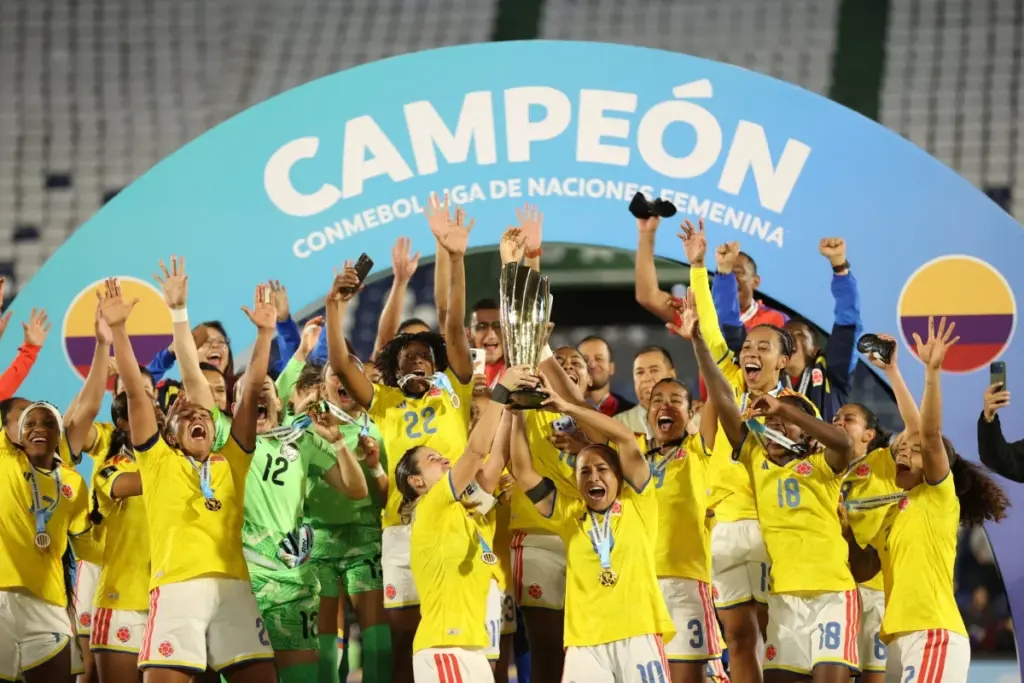 ¡Histórico! La Selección Colombia Femenina venció 4-3 a Paraguay en Asunción y se coronó campeona de la Liga de Naciones Conmebol, su primer título oficial en la región - Foto: @CONMEBOL
