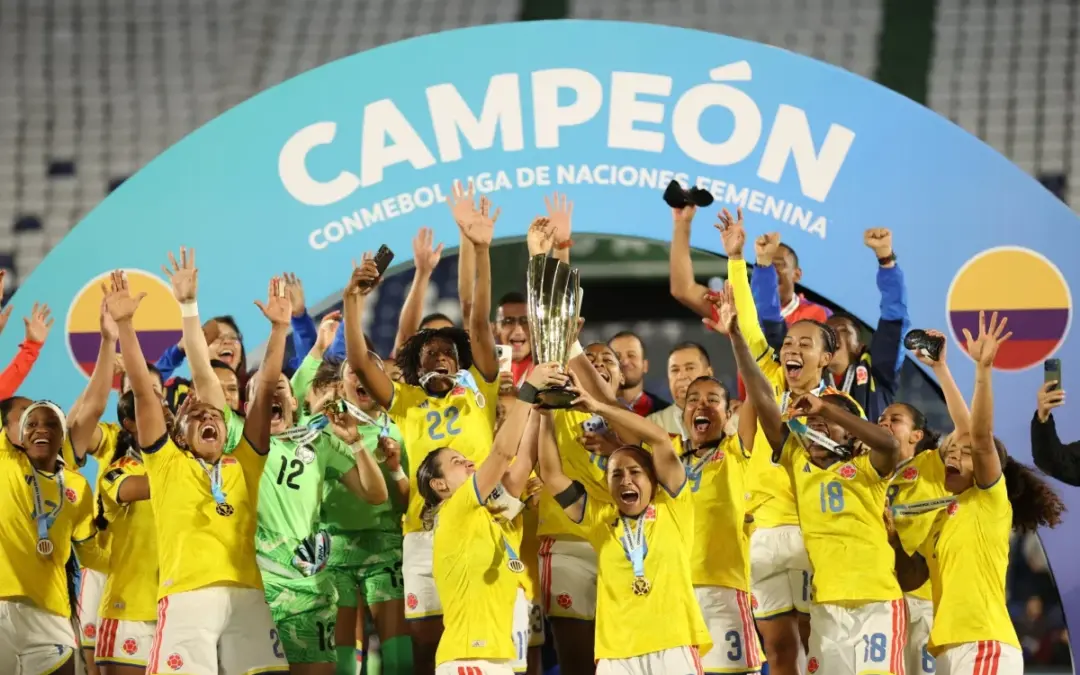 ¡Histórico! La Selección Colombia Femenina venció 4-3 a Paraguay en Asunción y se coronó campeona de la Liga de Naciones Conmebol, su primer título oficial en la región - Foto: @CONMEBOL