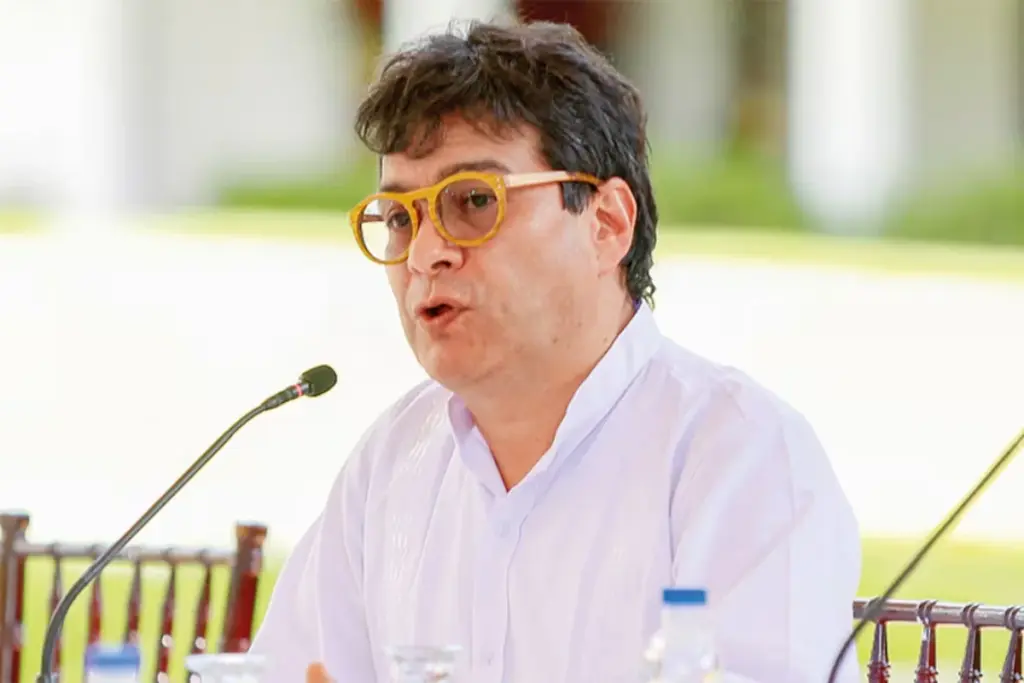 Audios revelados por Noticias Caracol exponen que el excomisionado Danilo Rueda pactó frenar bombardeos, extradiciones y "limpiar" la inteligencia militar con el Clan del Golfo - Foto: Redes sociales